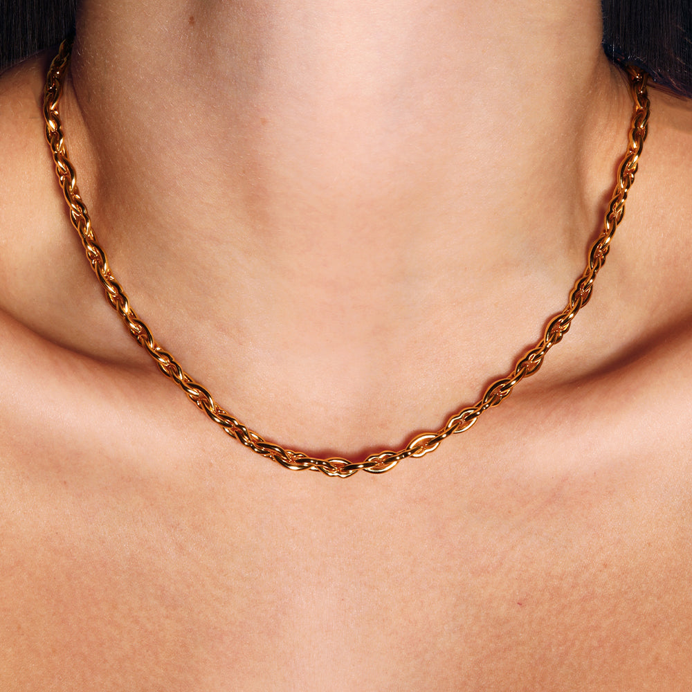 Love and kisses necklace in gold vermeil by British designer Solange Azagury Partridge front view chain close up