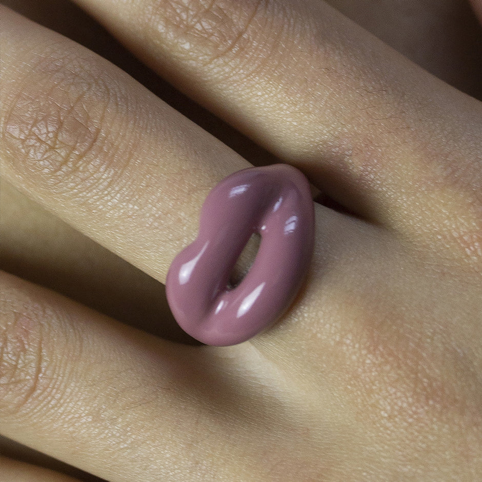 Rose Blush Nude Hotlips by Solange ring on model close up