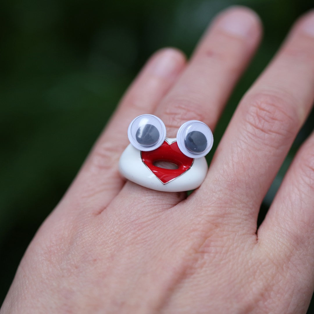 Loveheart hotlips ring with googly eyes
